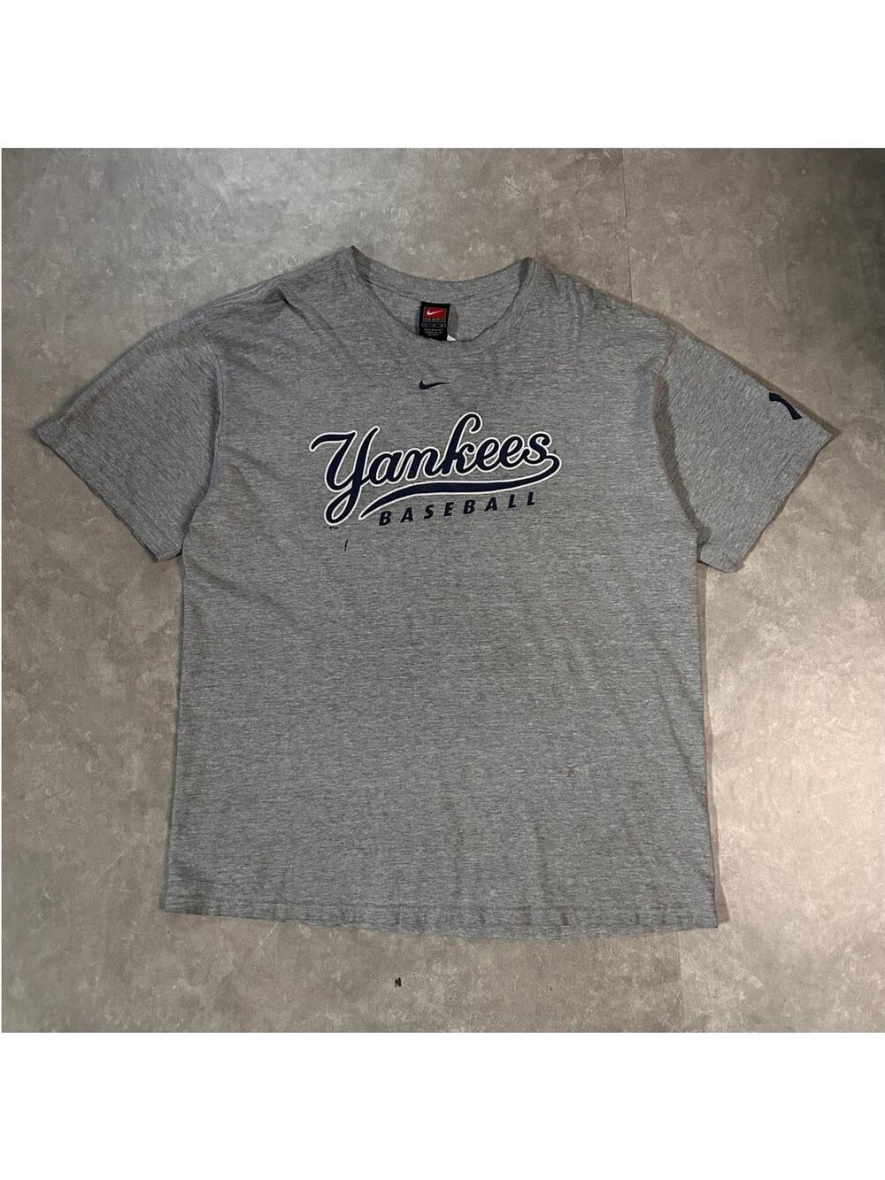 2000's Vintage New York Yankees Nike Grey T-Shirt -L